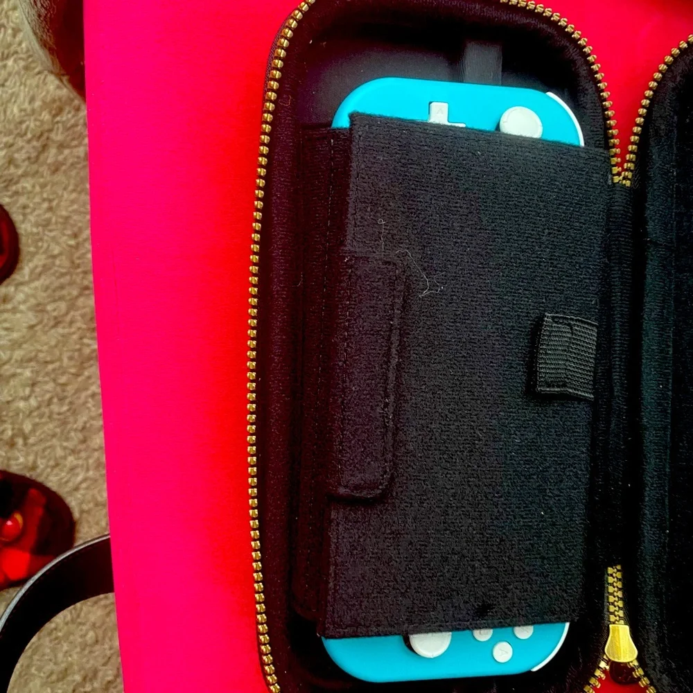 Nintendo switch lite with carrying case - Picture 2 of 7